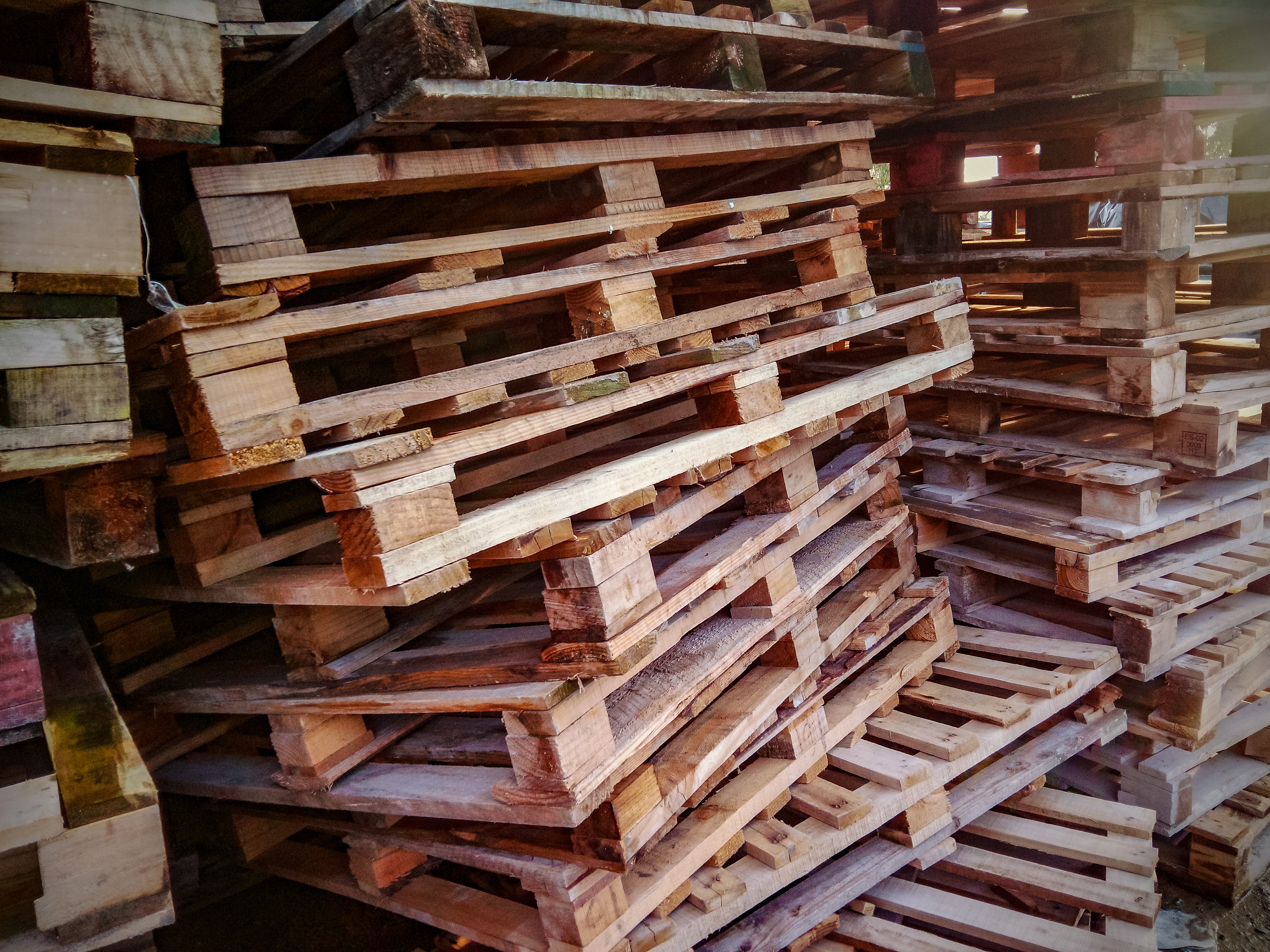 Wooden-Pallets-in-an-Uneven-Pile-Toppling-Over.